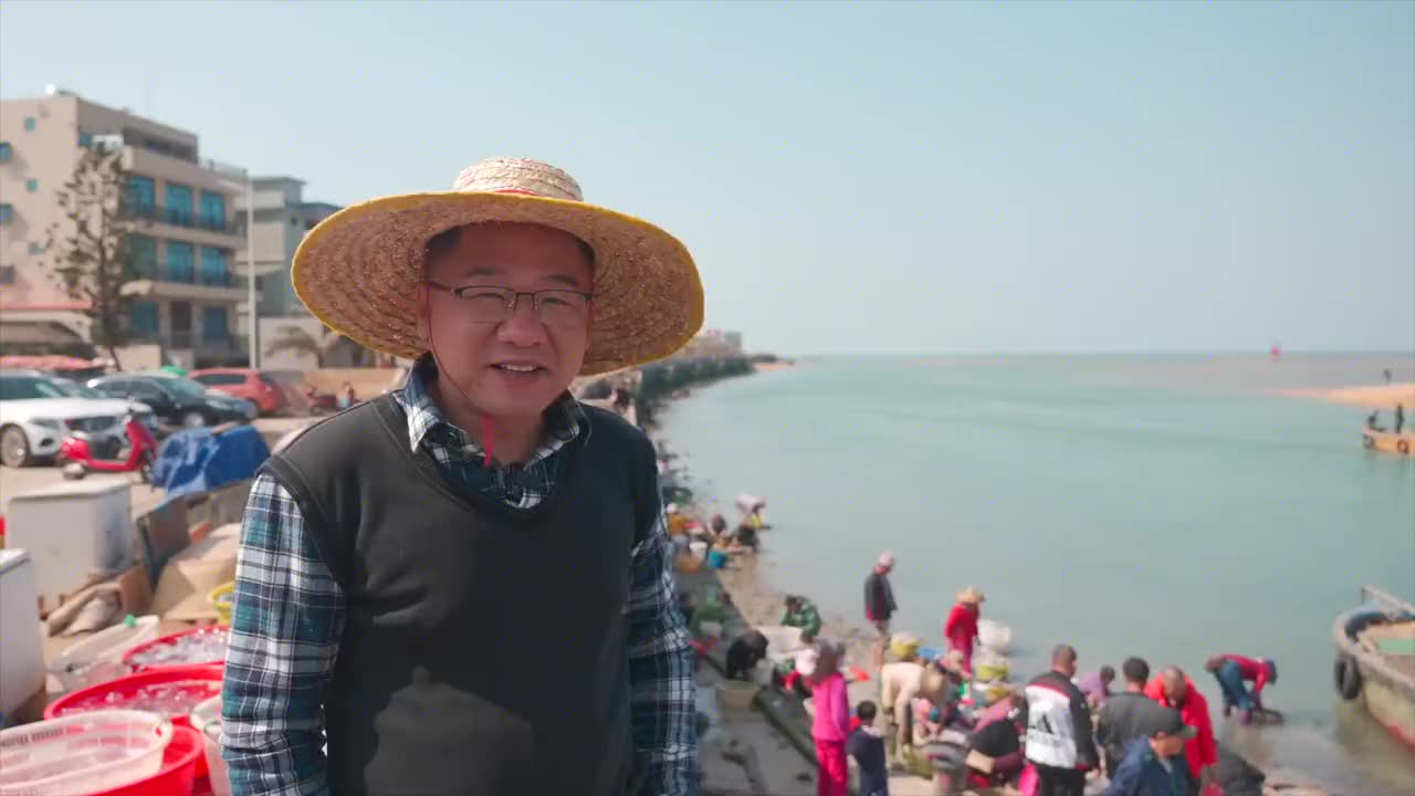 冬天海鲜难抓，漠叔劝渔民朋友要乐观，朋友送了满满一桶 - 西瓜视频 2022-06-16 